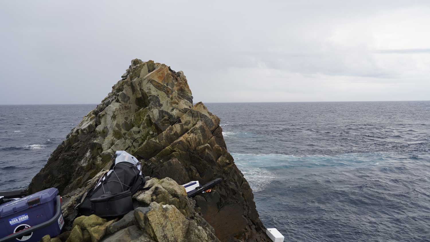 肥前鳥島。後ろに写る海面は潮が動きうねっている。