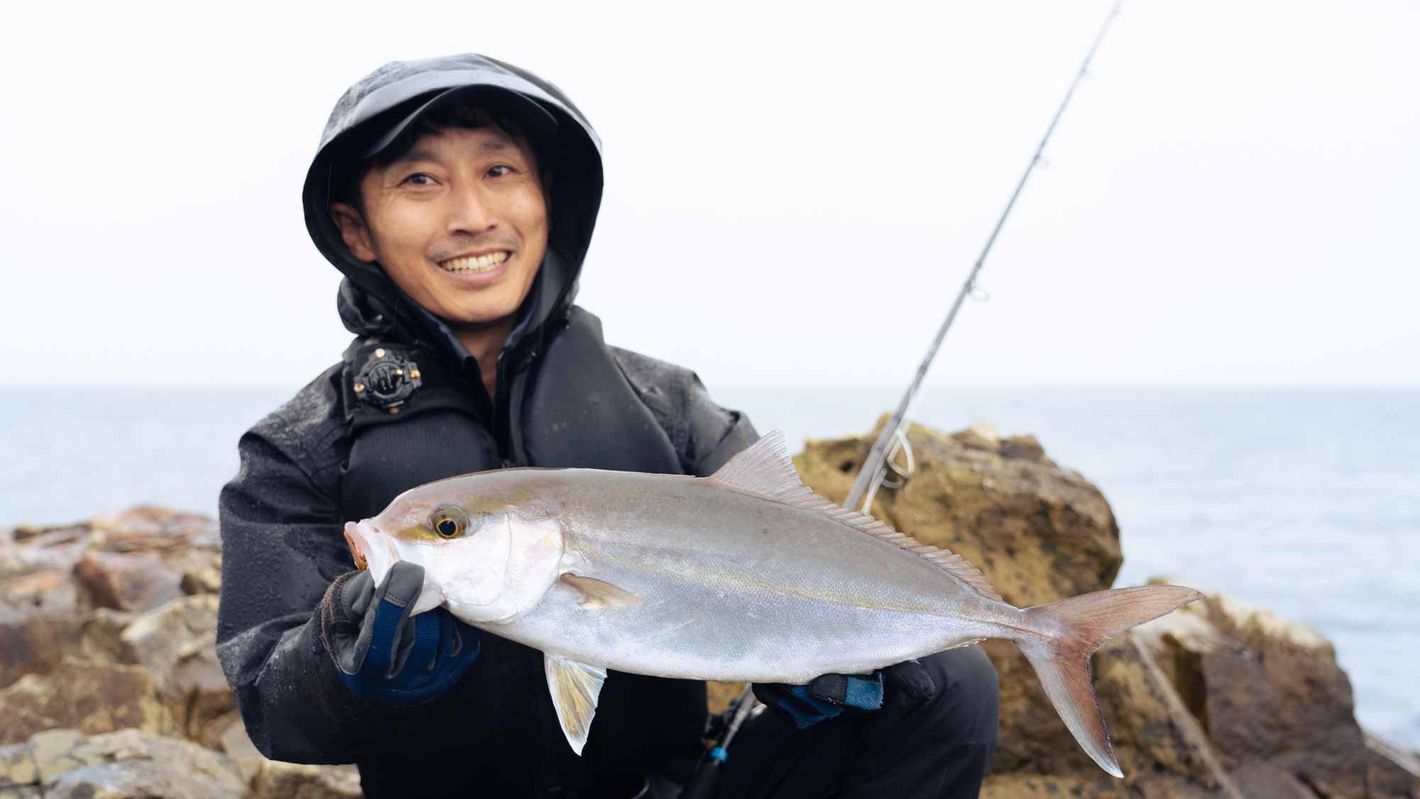 釣り上げたカンパチを手に、笑顔の村田