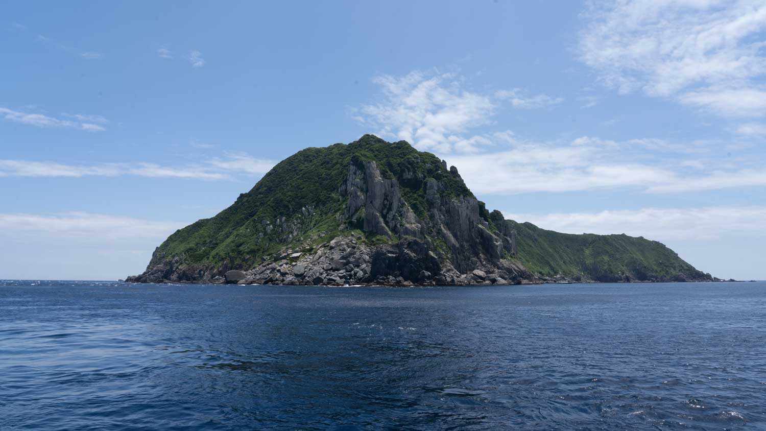 ハナグリ島と女島の間の水道。奥には女島が見える。