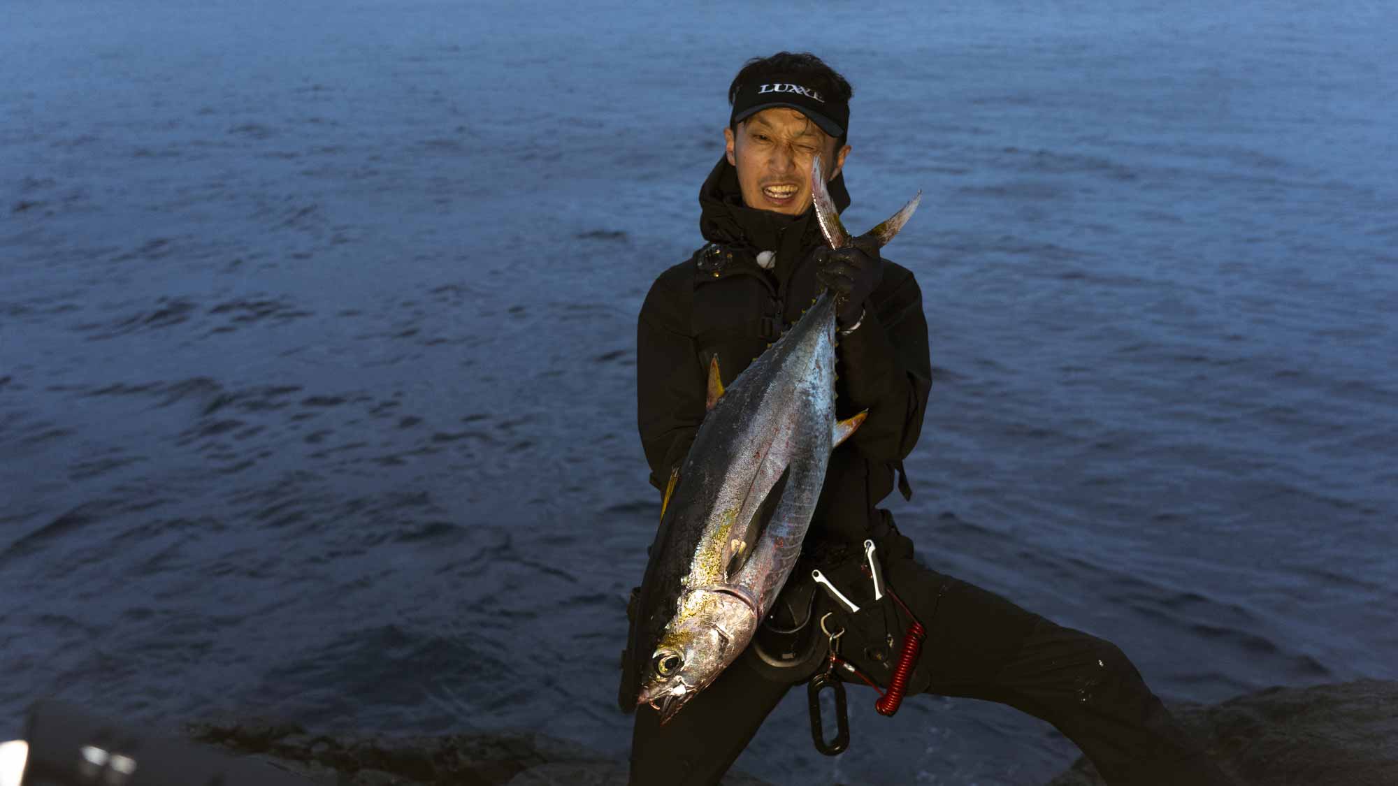 釣り上げたキハダマグロを掲げる村田