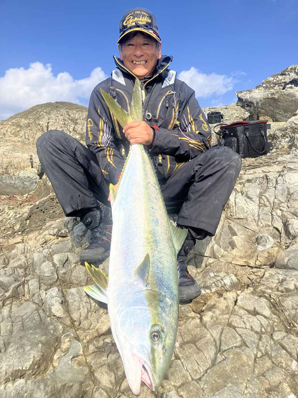 115cmの巨大ヒラマサを手に、満面の笑みを浮かべる北村