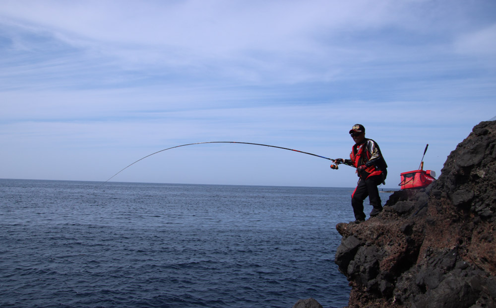 特大魚との勝負を楽しみ、清々しい表情を見せる南