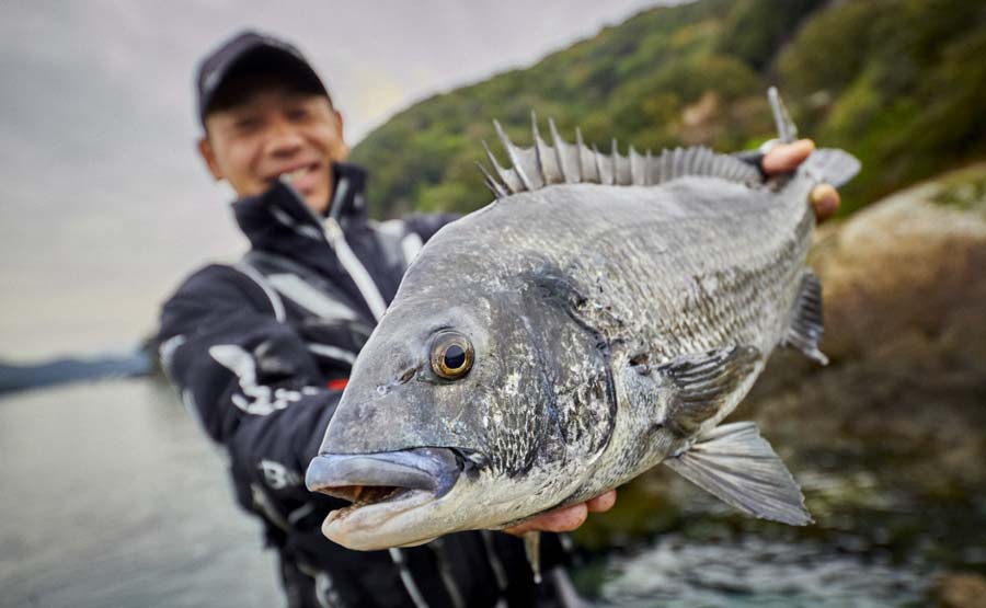 笑顔でチヌを手に持つ沖永