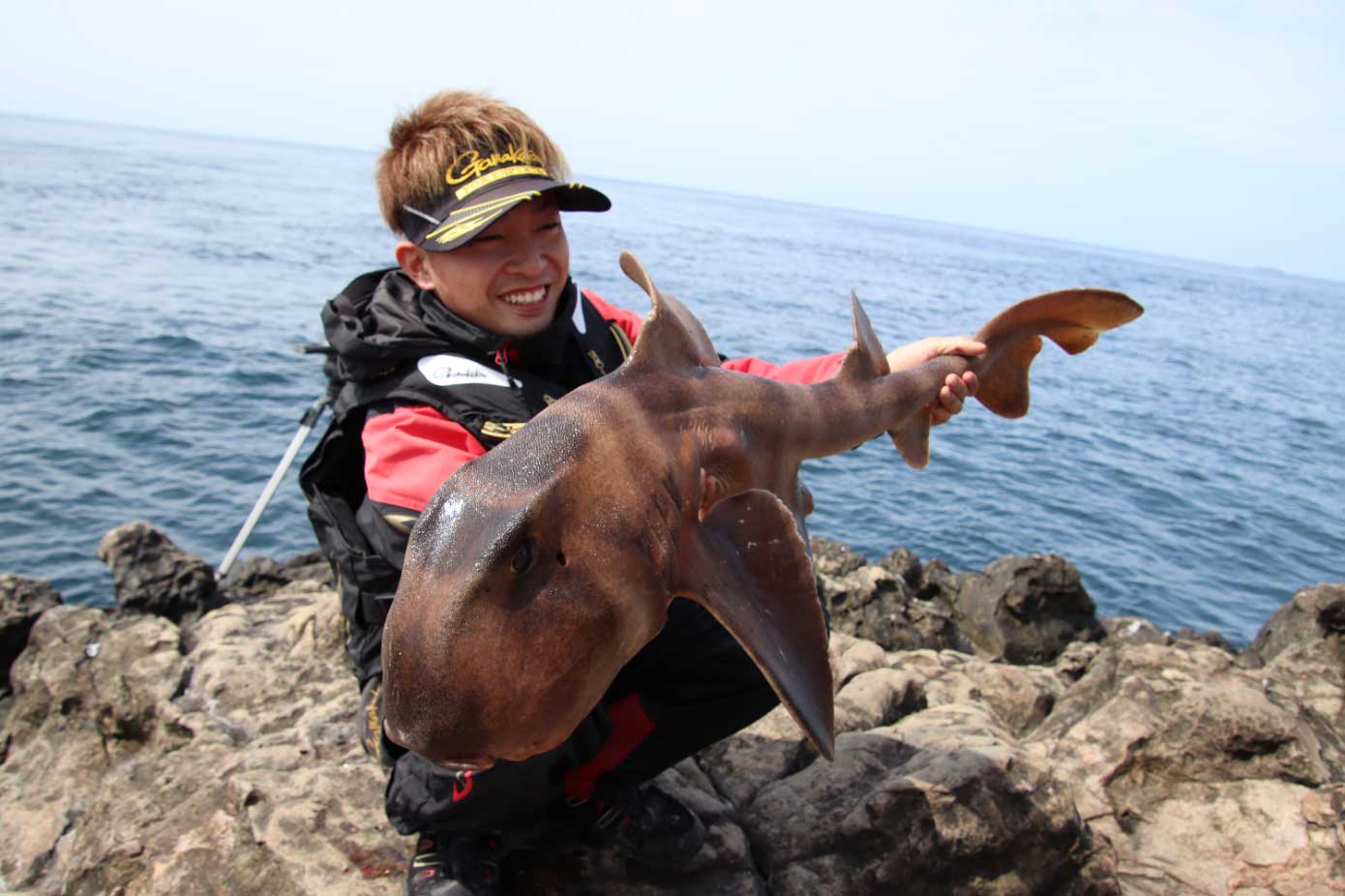 ネコザメを手に笑顔を見せる大野