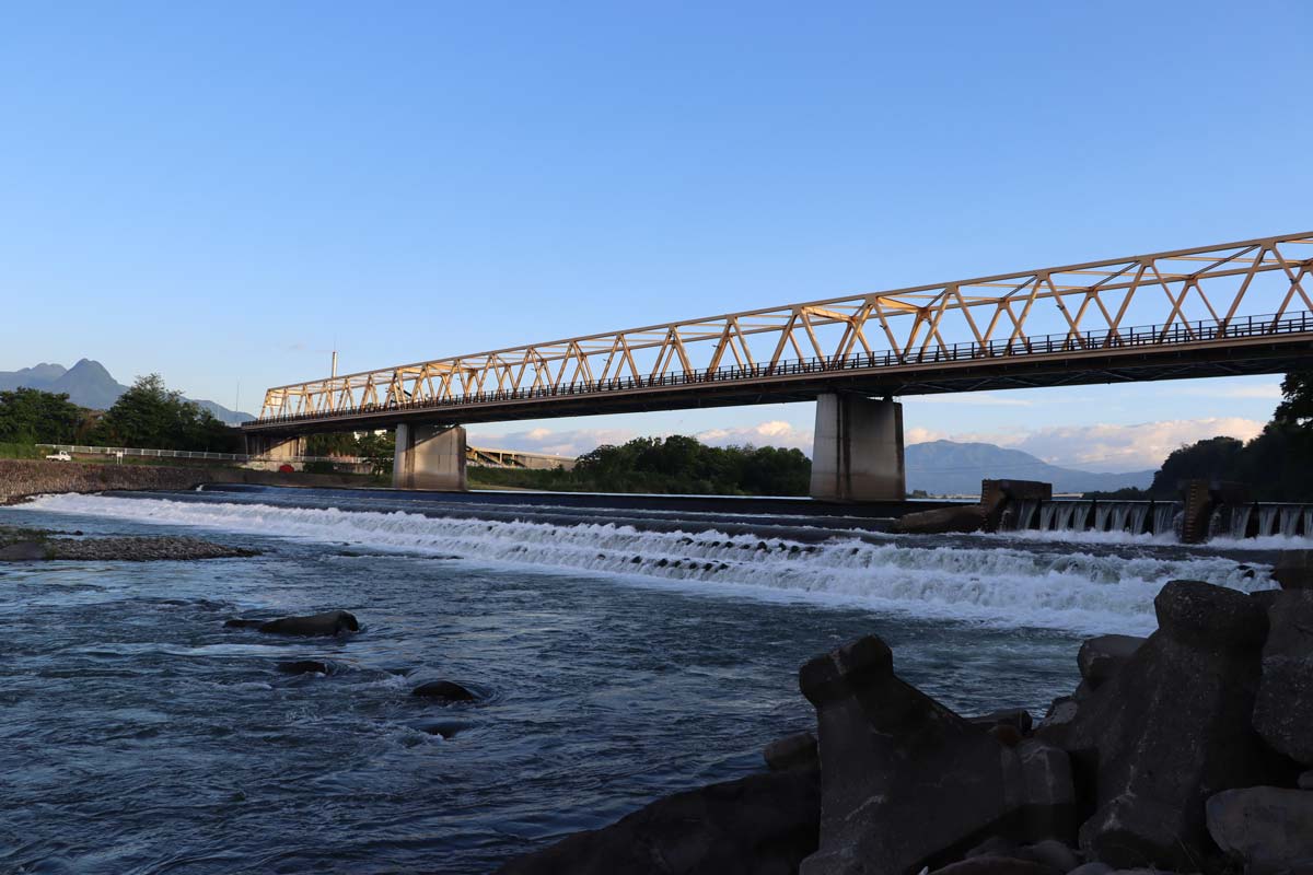 利根川の景色。川を渡る鉄橋が写っている。