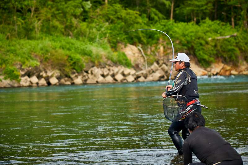 大きくしなる竿を操作し、魚の動きを見極める長谷川