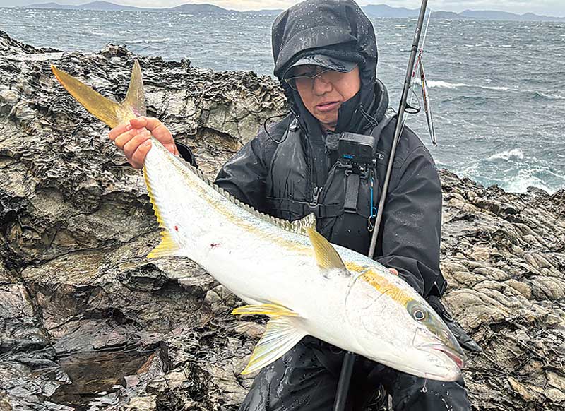 両手で釣り上げた大魚を持つアングラー