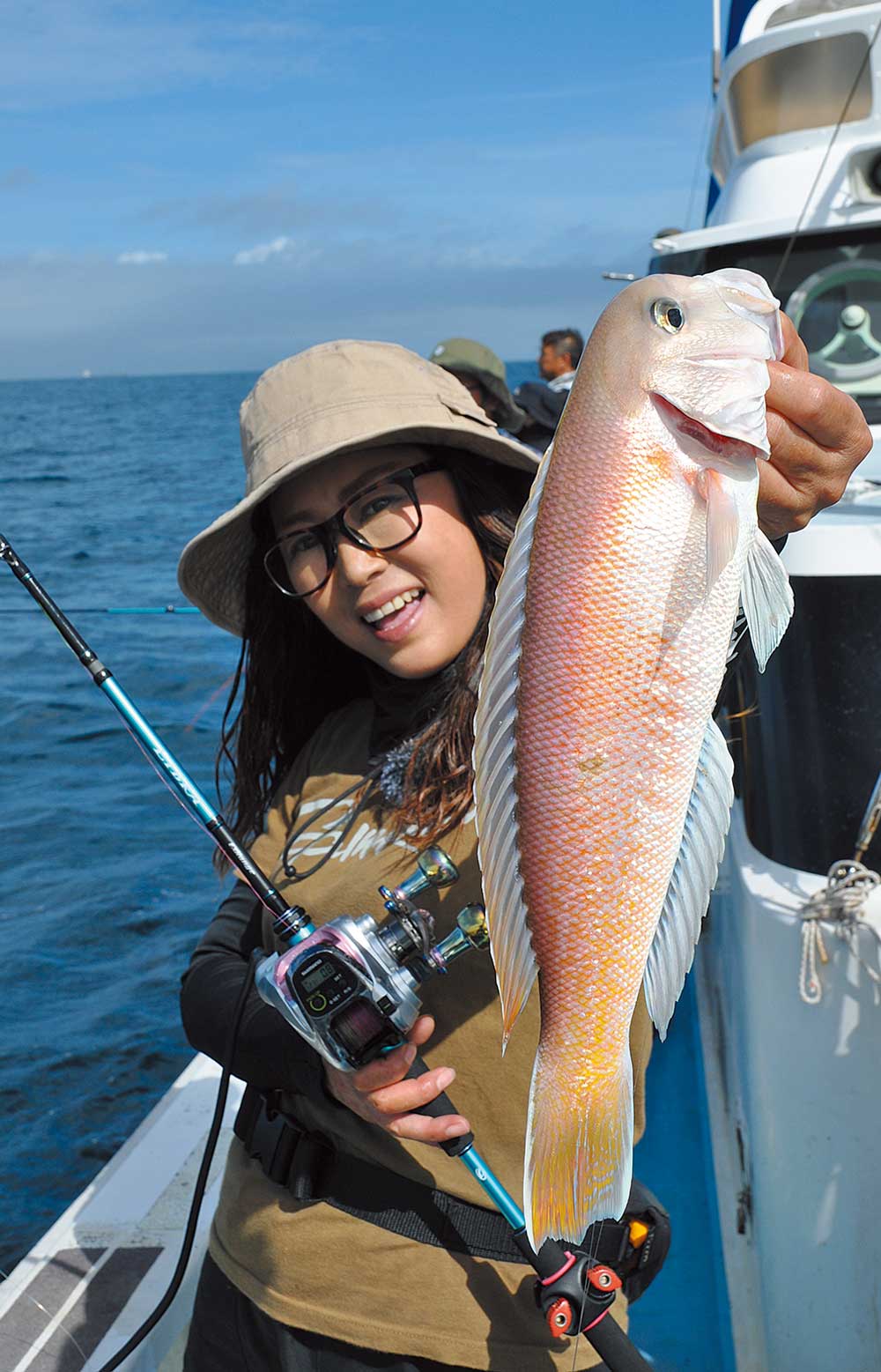 ライブラエクスレンジで釣り上げた魚を掲げる三石